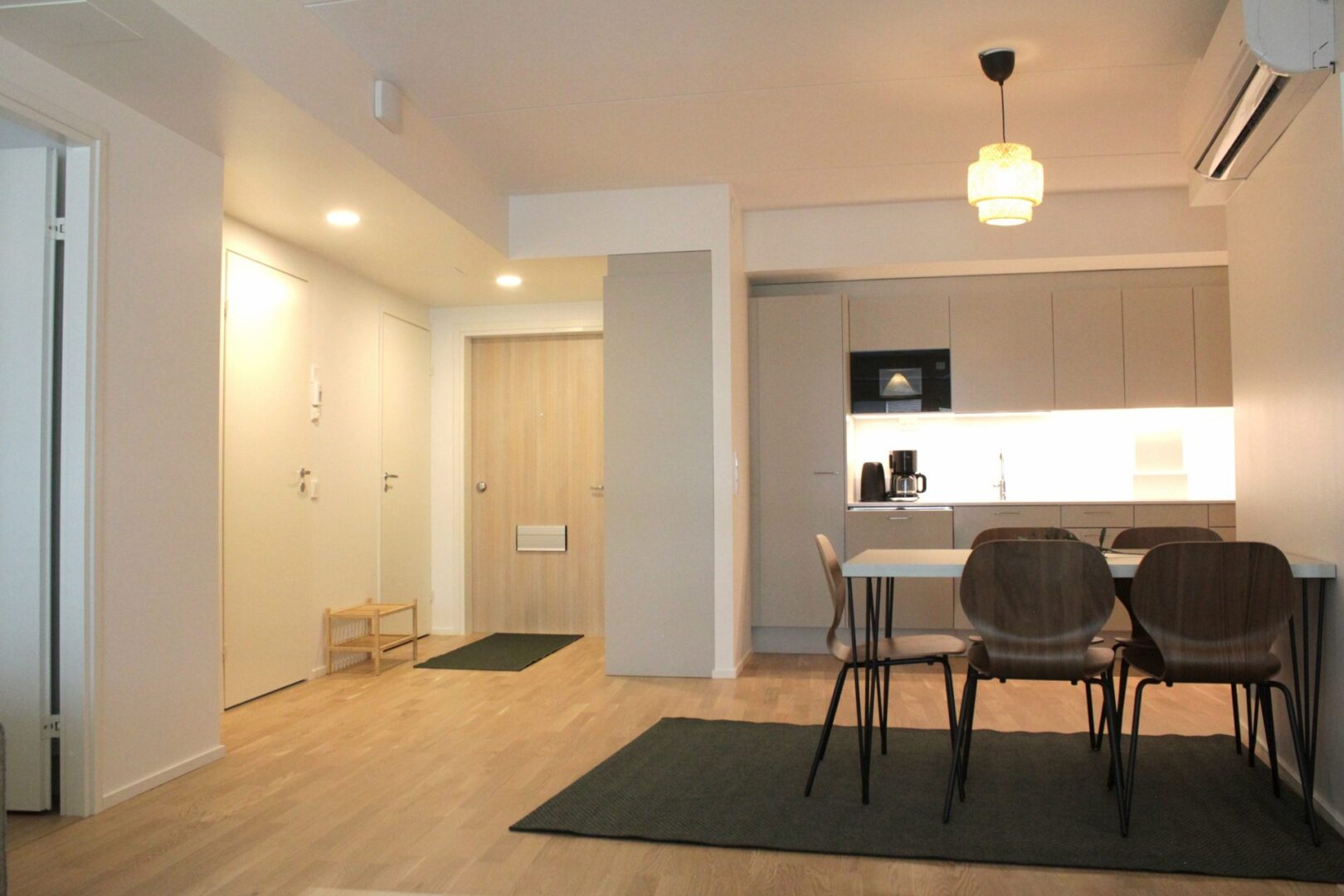 Kalustetun asunnon keittiö ja ruokailutila, Spot Apartments Vantaa Kivistö